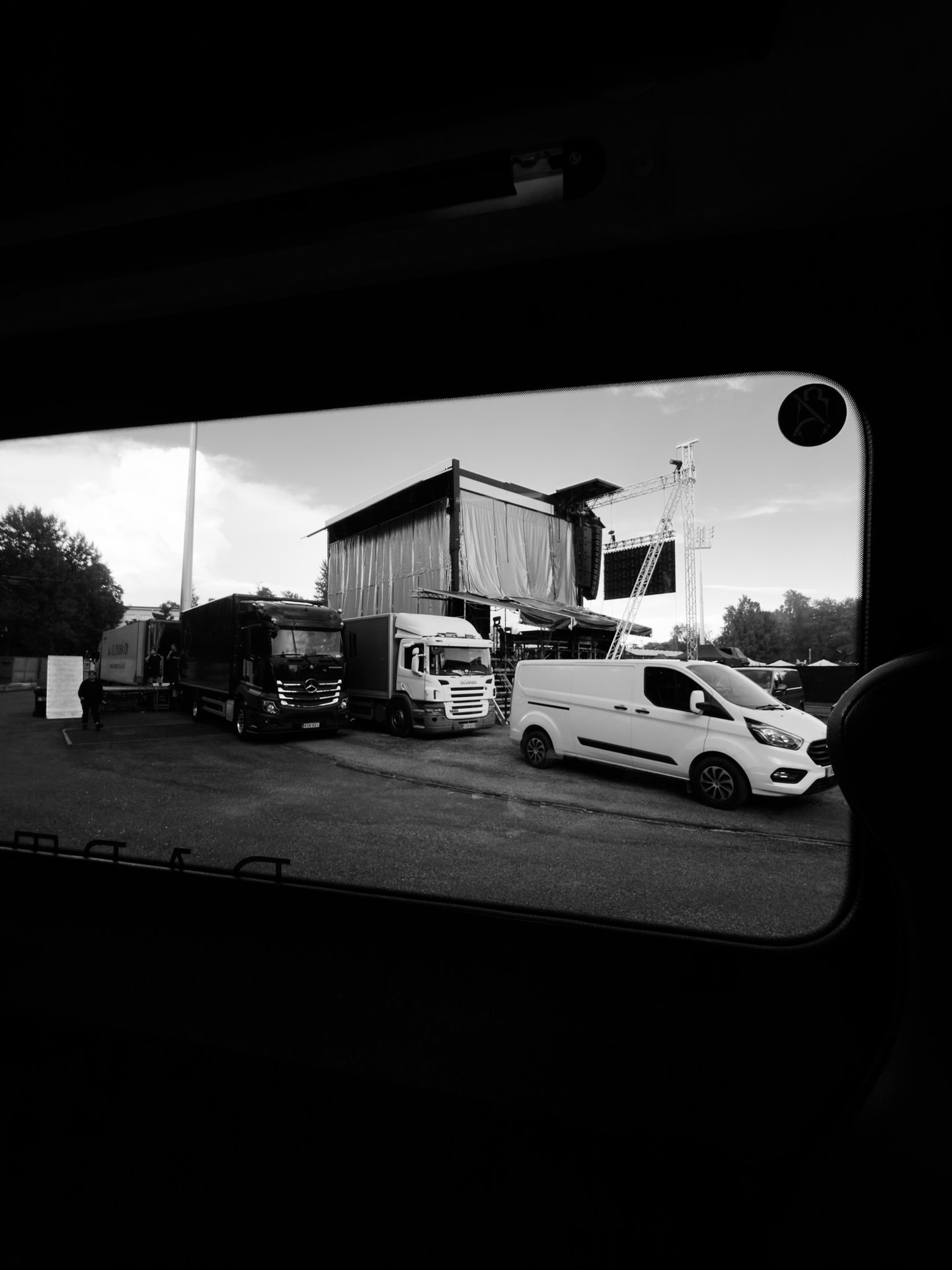 Näkymä auton ikkunasta konserttilavan kulisseihin
