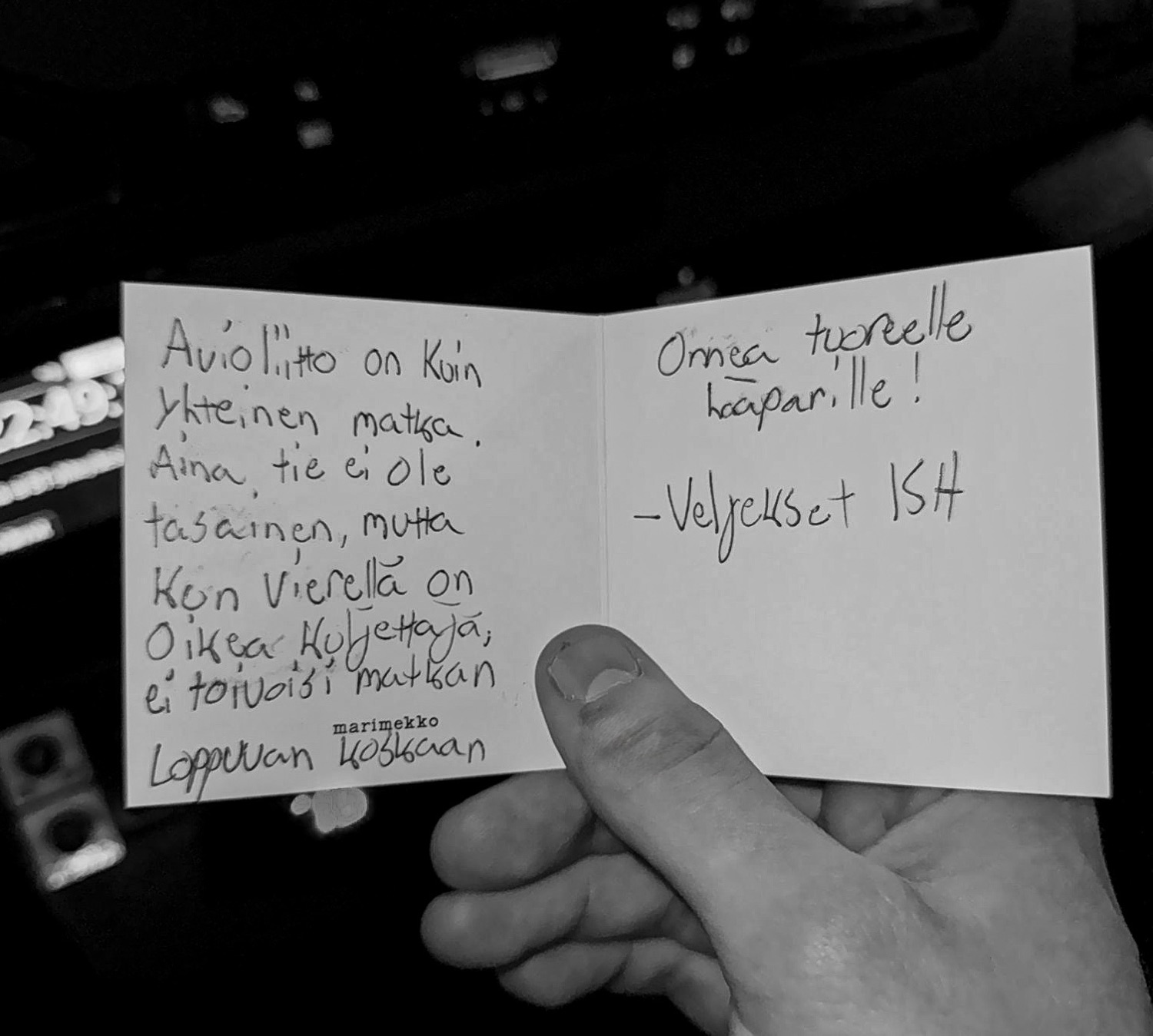 Veljekset ISH:n käsinkirjoitettu onnittelukortti hääparille
